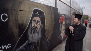 Ὁ &Sigma;&epsilon;&beta;&alpha;&sigma;&mu;&iota;ώ&tau;&alpha;&tau;&omicron;&sigmaf; &Pi;&omicron;&iota;&mu;&epsilon;&nu;ά&rho;&chi;&eta;&sigmaf; &mu;&alpha;&sigmaf; &kappa;. &kappa;. Ἀ&nu;&tau;ώ&nu;&iota;&omicron;&sigmaf; &sigma;&tau;ό graffiti ἔ&rho;&gamma;&omicron; &laquo;ὁ &tau;&omicron;ῖ&chi;&omicron;&sigmaf; &tau;ῶ&nu; Ἡ&rho;ώ&omega;&nu;&raquo;